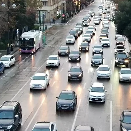 Bakının bir sıra yollarında nəqliyyatın sıxlığı müşahidə edilir