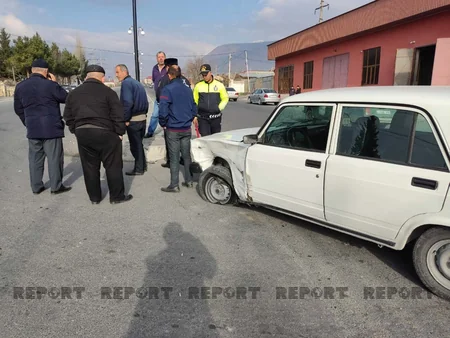 Şəkidə toqquşan avtomobillərdən biri yolu keçən piyadanı vurub