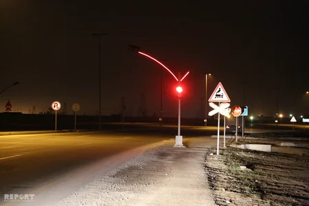 Bakıda minik avtomobili qatarla toqquşub, xəsarət alanlar var - FOTO