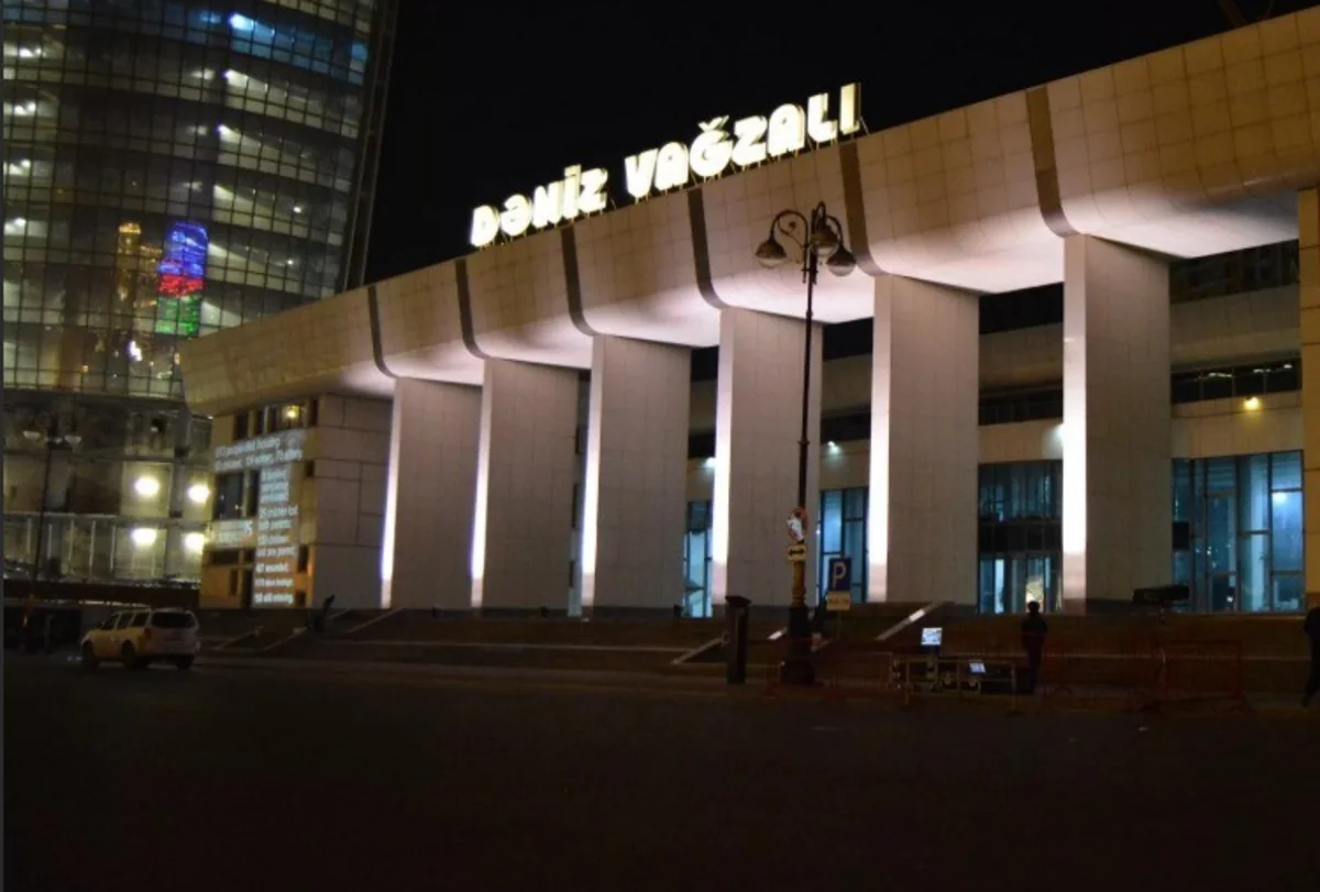 Bakı Dəniz Vağzalı qarşısında taksi sürücüsünü maşın vurub