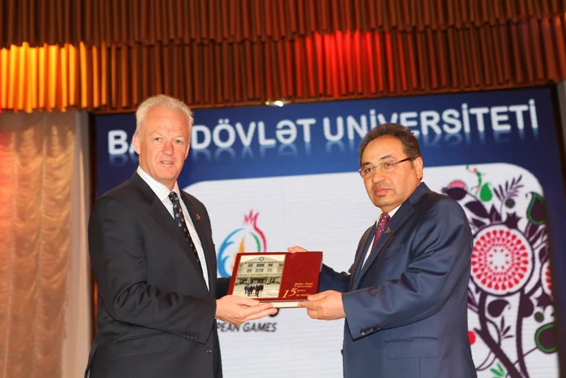 ​Saymon Kleq BDU-nun Fəxri qonağı mükafatı ilə təltif olunub