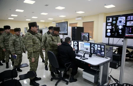 Министр обороны проверил боеспособность бронетехники в прифронтовой зоне