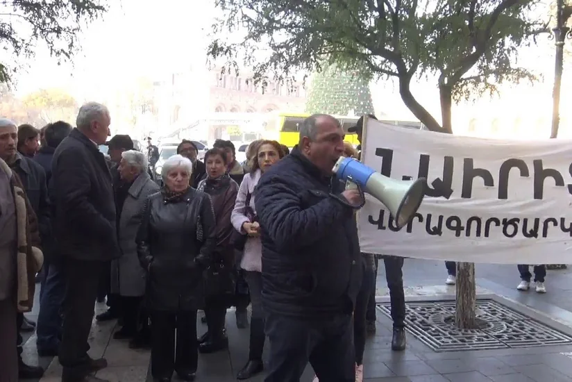 Ermənistanda keçmiş kimya zavodunun əməkdaşları etiraz aksiyası keçirib