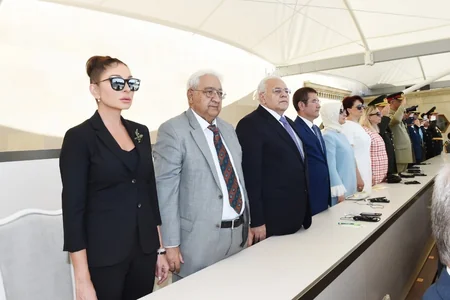 Azadlıq meydanında hərbi parad keçirilib - YENİLƏNİB-2
