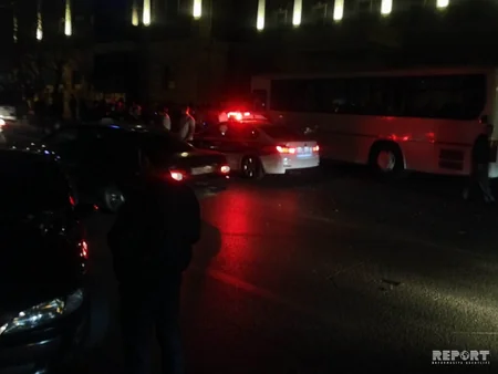 Bakıda sərnişin avtobusu qəza törədib - FOTO