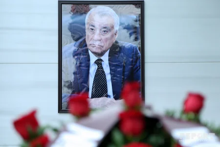 SOCAR rəhbərliyi Natiq Əliyevin məzarını ziyarət edib