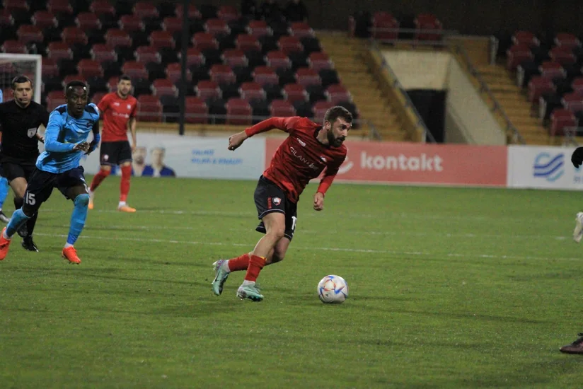 Meydanın mərkəzindən qol vuran futbolçu: “Topu qəbul edəndə həmişə rəqib qapıçıya baxıram”