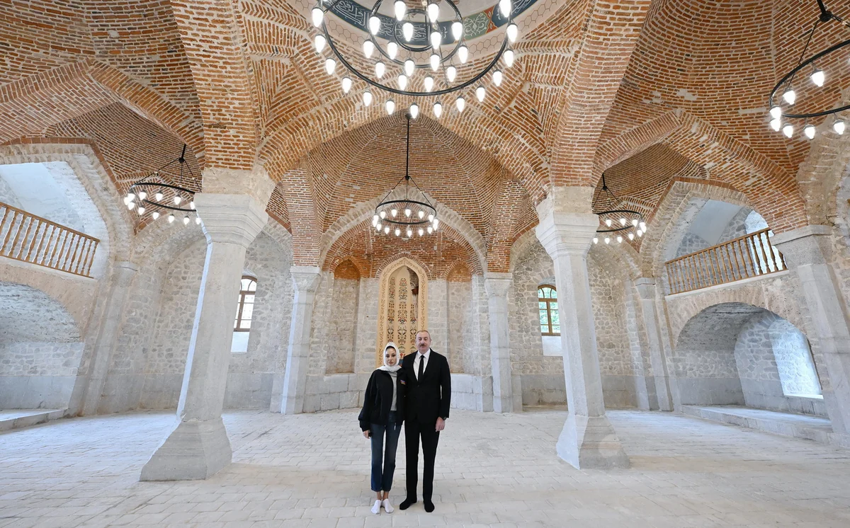 Prezident Şuşada Aşağı Gövhər Ağa məscidində aparılan bərpa işləri ilə tanış olub - YENİLƏNİB