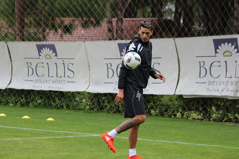 Neftçi baxışa çağırdığı paraqvaylı futbolçunu bəyənməyib