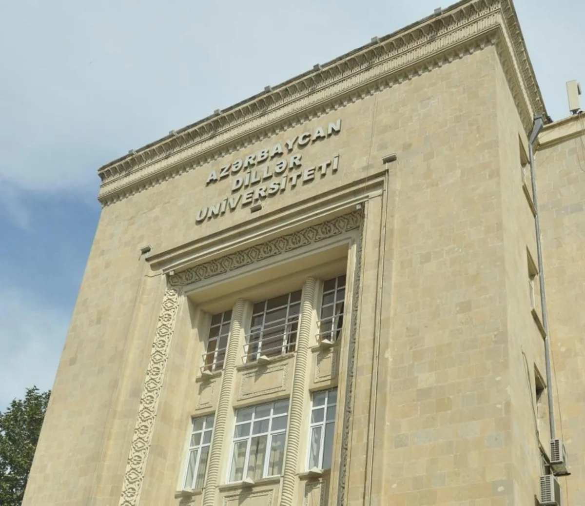 ​Azərbaycan Dillər Universitetində maaşlar artırılıb