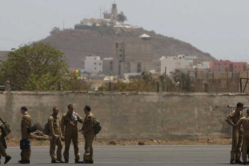 Франция начала передачу военных баз Сенегалу