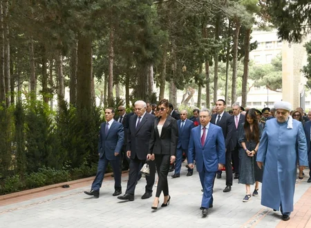 Azərbaycan Prezidenti ümummilli lider Heydər Əliyevin məzarını ziyarət edib - FOTO - YENİLƏNİB