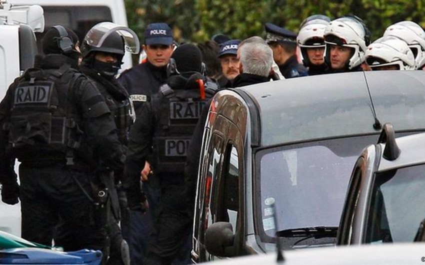 Lion merinin evində polis axtarış aparır