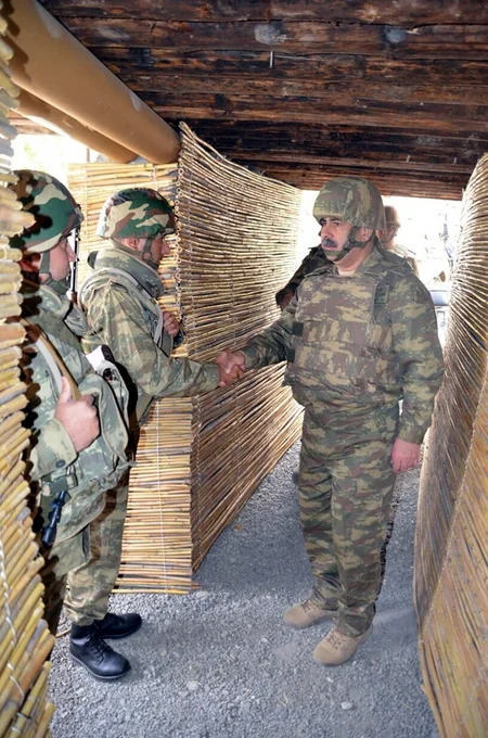 Министр обороны Азербайджана побывал в подразделениях, расположенных на передней линии обороны