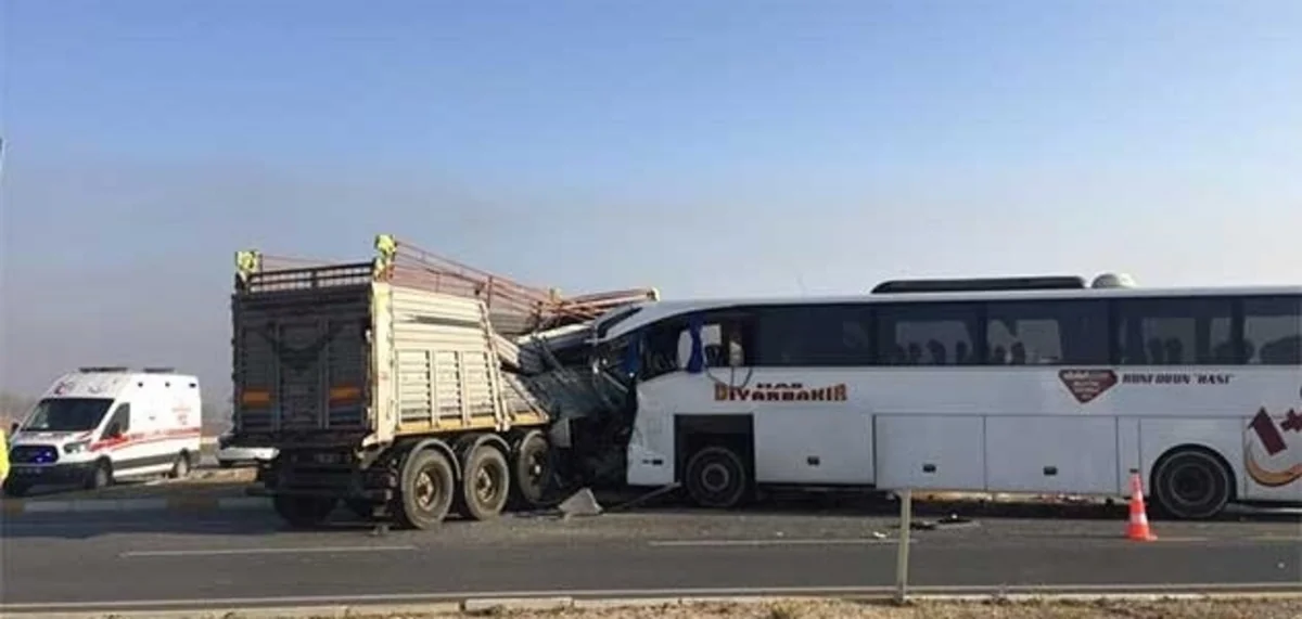 Türkiyədə TIR-la sərnişin avtobusu toqquşub, 2 nəfər ölüb, 21 nəfər yaralanıb