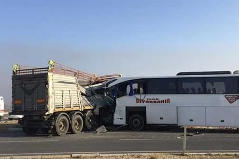 Türkiyədə TIR-la sərnişin avtobusu toqquşub, 2 nəfər ölüb, 21 nəfər yaralanıb