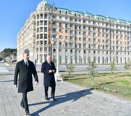 Prezident Sumqayıtın dənizkənarı bulvarında şəhərin sakinləri ilə görüşüb