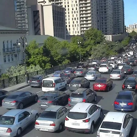 Bakının bir sıra yollarında tıxac yaranıb - SİYAHI