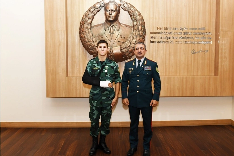 Sərhəd pozucuları ilə atışmada yaralanan baş çavuş təltif olunub
