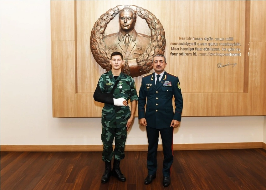 Sərhəd pozucuları ilə atışmada yaralanan baş çavuş təltif olunub