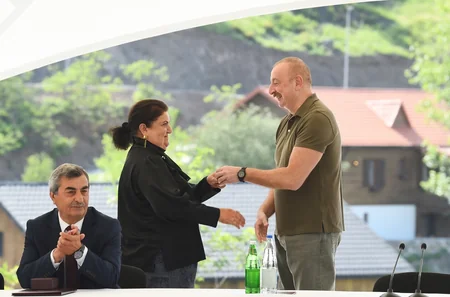 Dövlət başçısı Laçın şəhərinə qayıdan əhali ilə görüşüb, evlərin açarlarını onlara təqdim edib