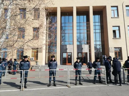 В Армении у здания суда прошла акция протеста