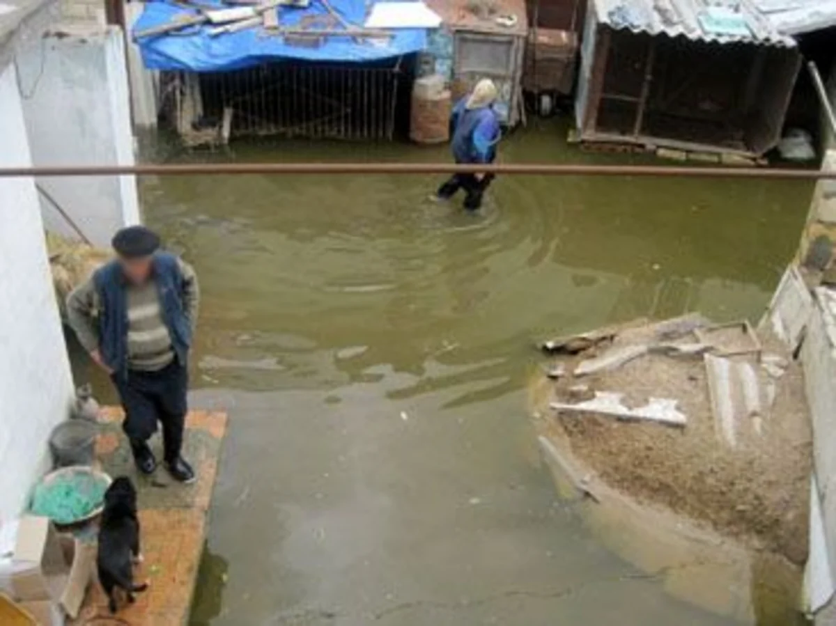 Lənkəranda xilasedicilər həyətyanı sahəyə dolan suyu çəkib