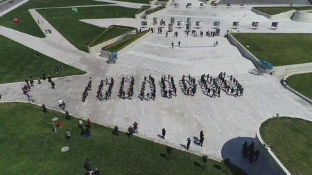 Heydər Əliyev Mərkəzinin qarşısında “On milyon” adlı fleşmob keçirilib