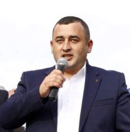 Həkimlər Gürcüstanda güllə yarası almış Ceyhun Çovdarovu süni nəfəs aparatından ayırıblar