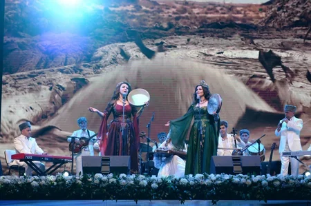 Heydər Əliyev Mərkəzinin parkında muğam-caz konserti olub