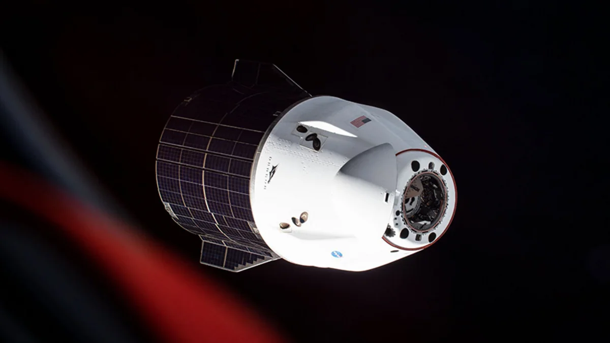 Грузовой корабль Dragon отстыковался от МКС