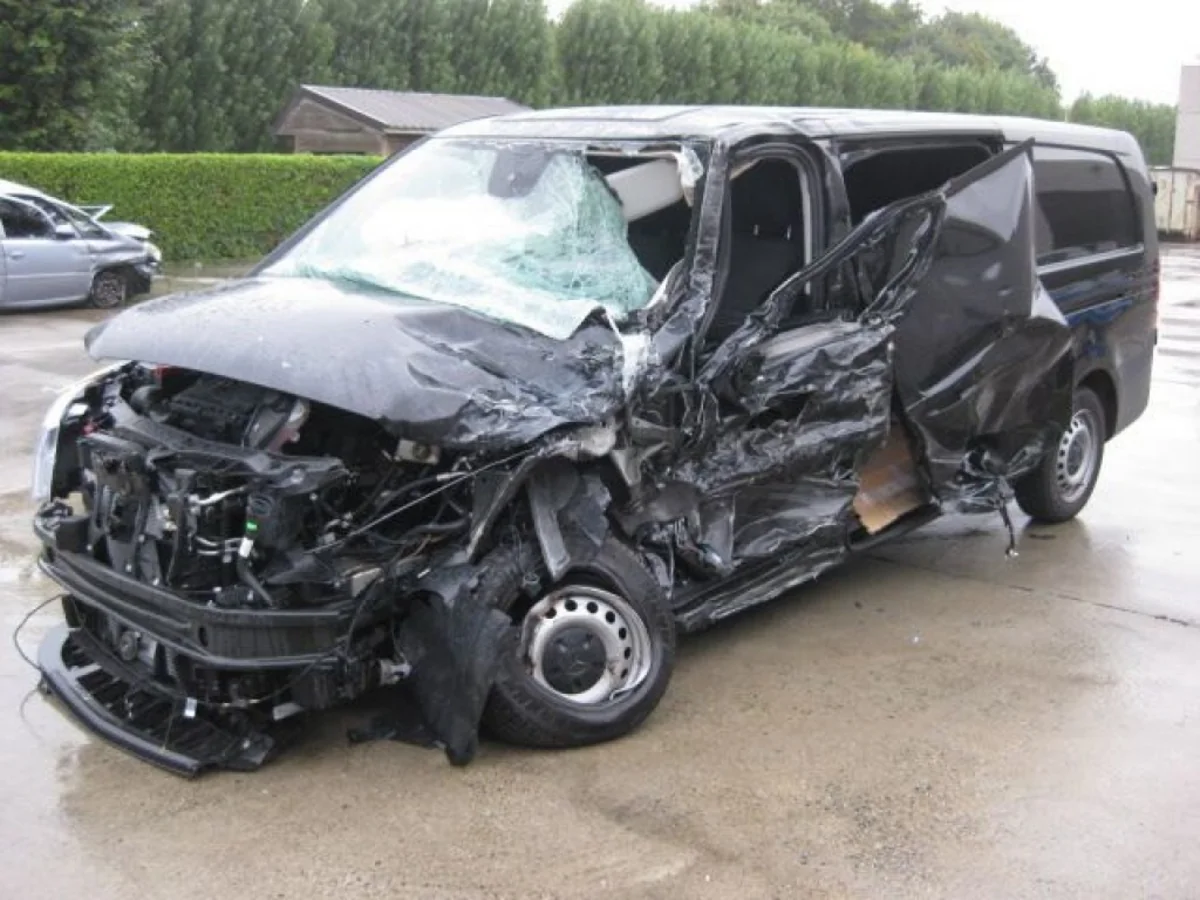 Ağstafada mikroavtobus iki piyadanı vuraraq yük maşınına çırpıldı