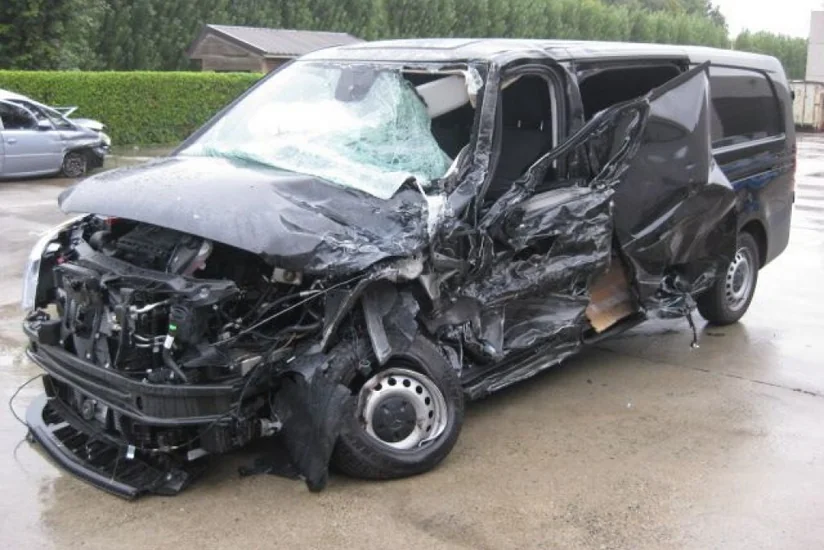 Ağstafada mikroavtobus iki piyadanı vuraraq yük maşınına çırpıldı