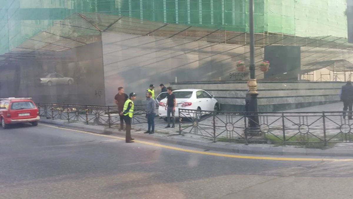 Bakıda avtomobil yeraltı piyada keçidinin divarına çırpılıb - FOTO