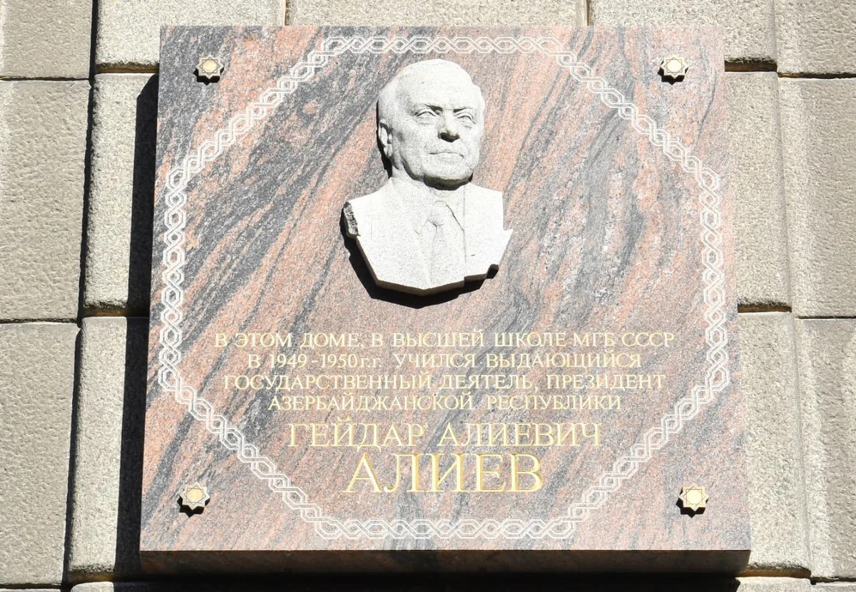 Parlament nümayəndə heyəti Sankt-Peterburqda Ulu öndər Heydər Əliyevin xatirəsini yad edib