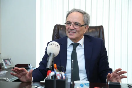 Əflatun Amaşov: “İstərdik ki, saytlarda çalışan yaradıcı əməkdaşlar ədəbi dil üzrə attestasiyadan keçsinlər” - MÜSAHİBƏ