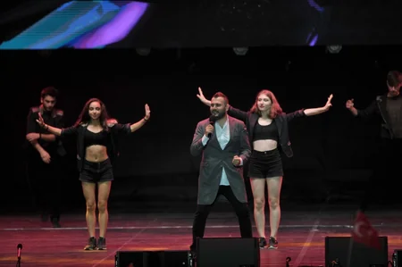 Heydər Əliyev Mərkəzinin parkında Bakının azad edilməsinin 100 illiyi münasibəti ilə konsert olub