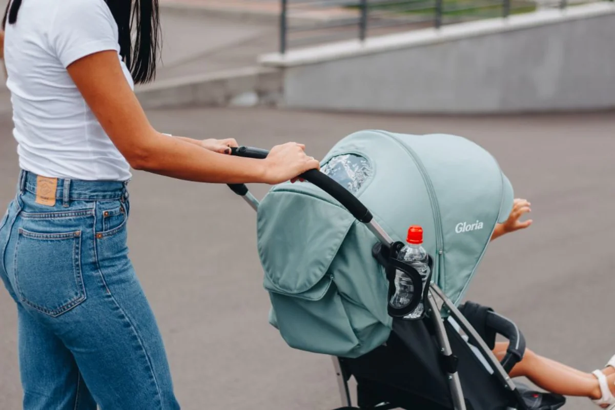 Bakıda avtomobil ana və 2 yaşlı qızını vurub