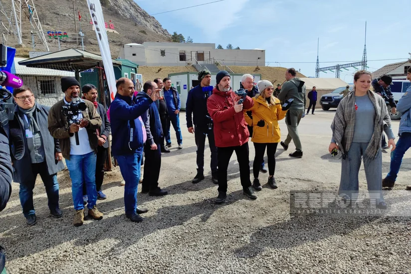 Xarici jurnalistlər Xankəndi-Laçın yolunda aksiya barədə məlumatlandırılıblar