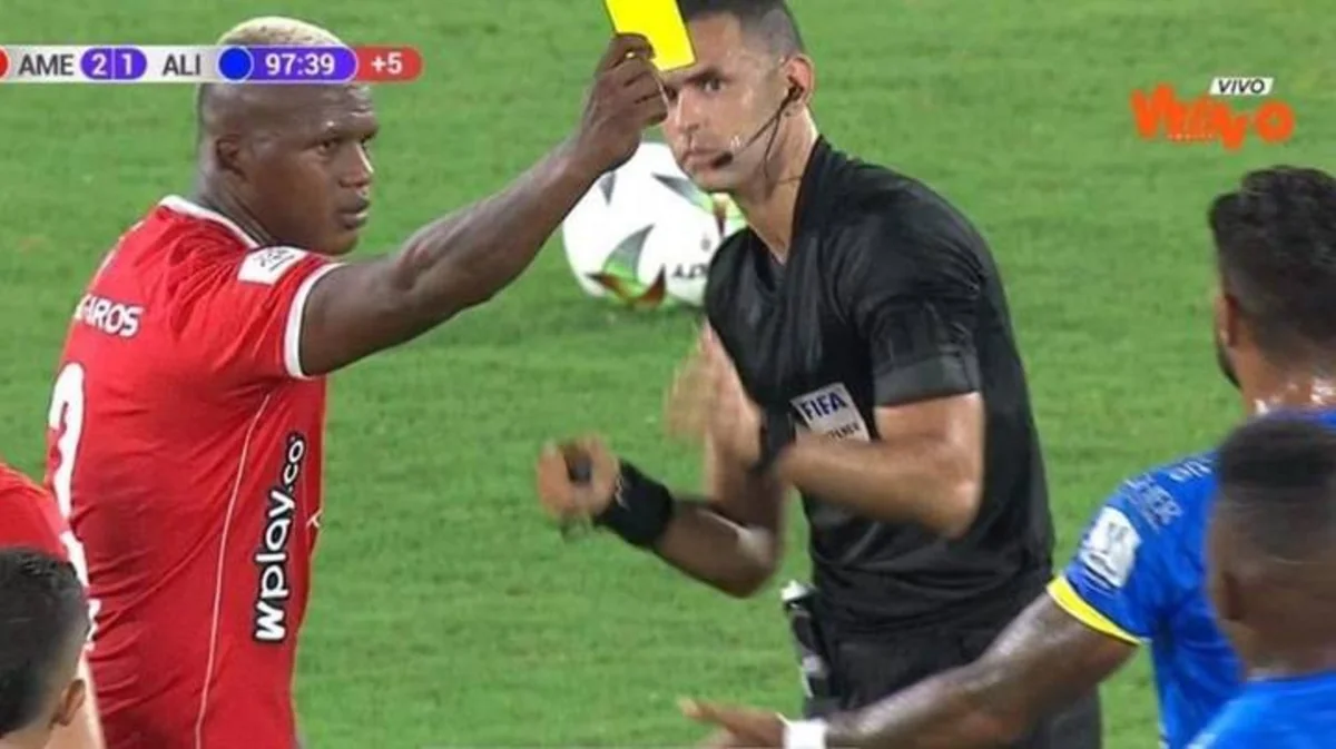 Kolumbiyada futbolçu rəqibinə sarı vərəqə göstərib