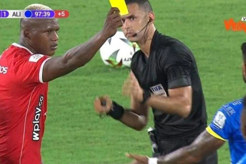 Kolumbiyada futbolçu rəqibinə sarı vərəqə göstərib