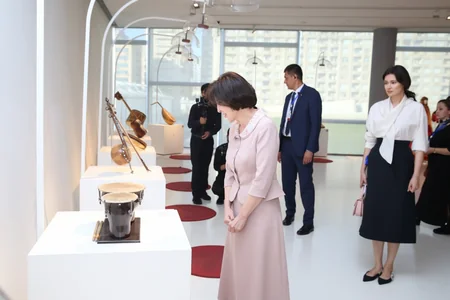 Özbəkistan Prezidentinin xanımı Heydər Əliyev Mərkəzi ilə tanış olub