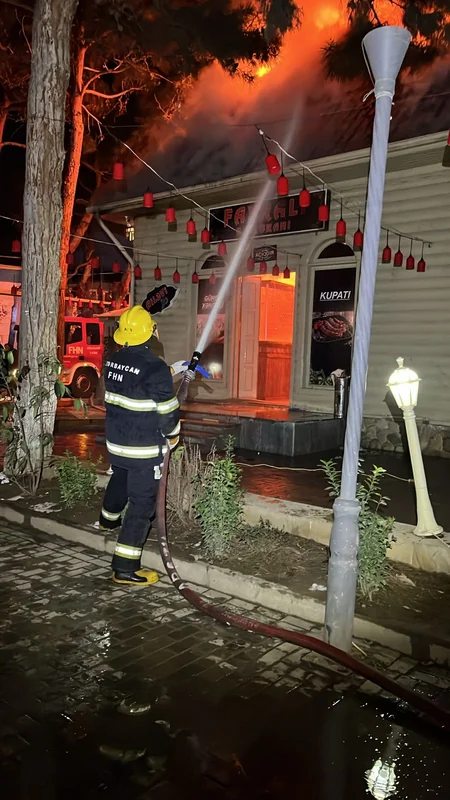 FHN: Xırdalanda iaşə obyektindəki yanğına görə binada yaşayan 45 sakin təxliyə edilib – YENİLƏNİB-4 - VİDEO