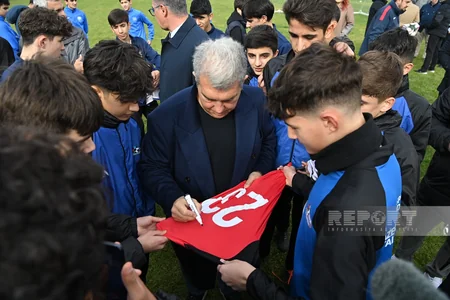 Barselonanın prezidenti Bakıda yeniyetmə futbolçularla görüşüb