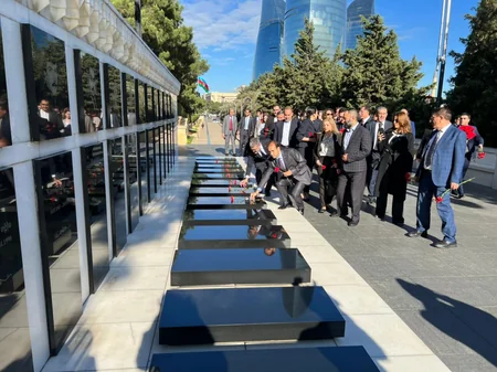 Bakı Beynəlxalq Konfransının iştirakçıları Fəxri və Şəhidlər xiyabanlarını ziyarət ediblər