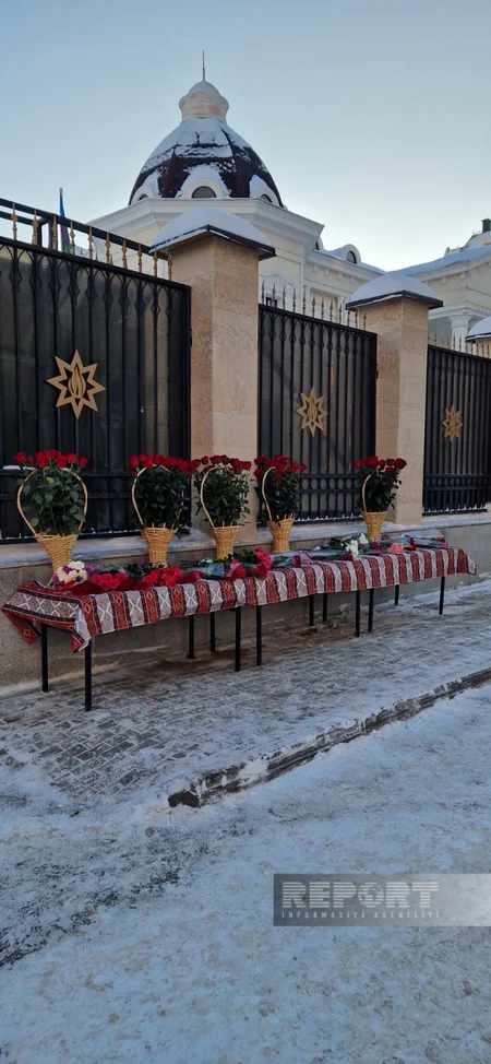 К посольству Азербайджана в Астане казахстанцы несут цветы