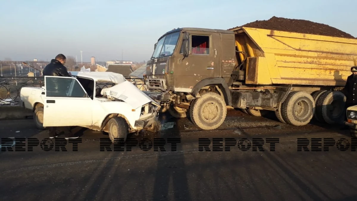 Kürdəmirdə “KaMAZ” və “VAZ-2107” toqquşub, ata və oğul ölüb