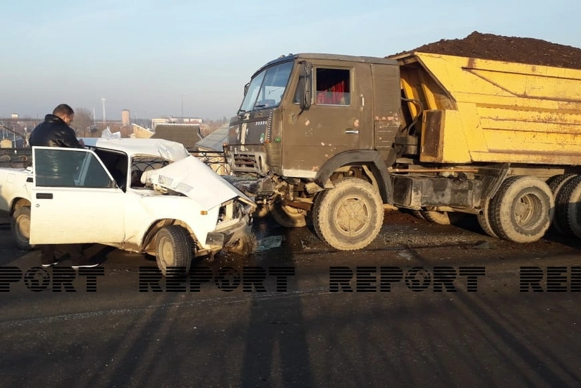 Kürdəmirdə “KaMAZ” və “VAZ-2107” toqquşub, ata və oğul ölüb