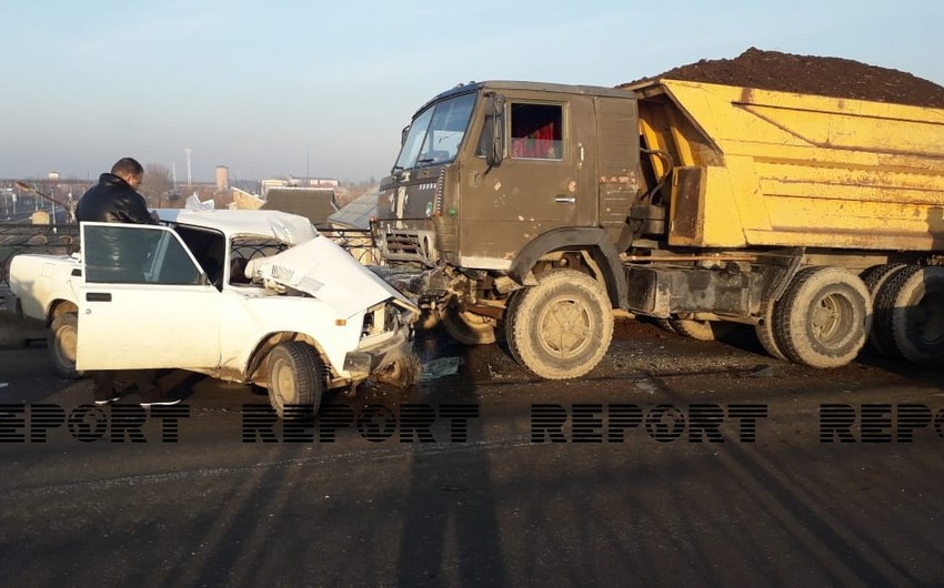 Kürdəmirdə “KaMAZ” və “VAZ-2107” toqquşub, ata və oğul ölüb