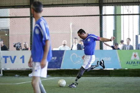 Protezlə təmin edilən qazilər futbol oynayıb